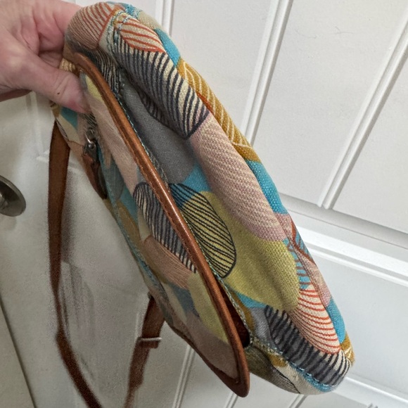 Fossil Key-Per Floral Cotton Canvas Crossbody Bag. 9.5” by 10” by 0.5” - Picture 11 of 12